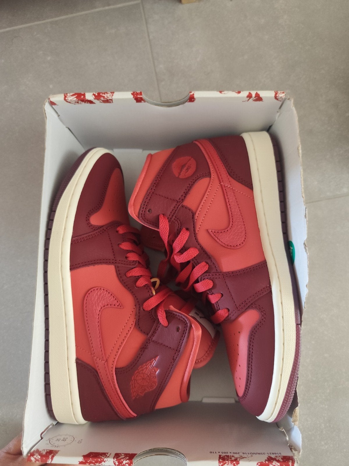 Nike Jordan 1 Mid Valentin bisou, Vêtements | Femmes, Chaussures, Enlèvement ou Envoi
