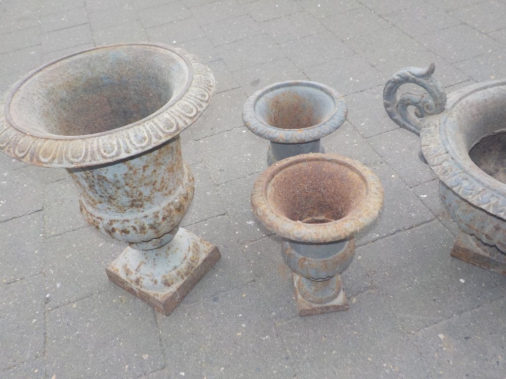 Collectie van 4 diverse antieke gietijzeren tuinurnen, Antiek en Kunst, Curiosa en Brocante, Ophalen