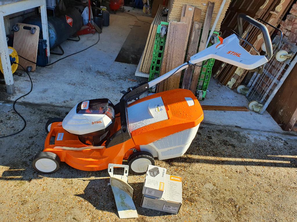 TONDEUSE À GAZON SANS FIL PV STIHL RMA 448.2 presque neuve, Stilh, Tondeuses à gazon sur batterie, Comme neuf, Fonction de mulching