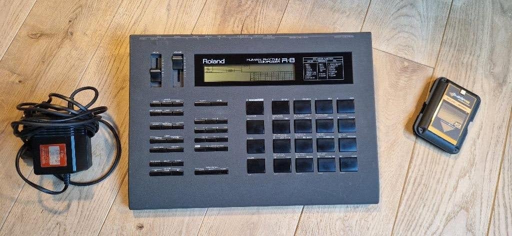 Boîte à rythmes Roland R8 + carte WaveRex - parfait état !, Musique & Instruments, Batteries électroniques, Comme neuf, Roland