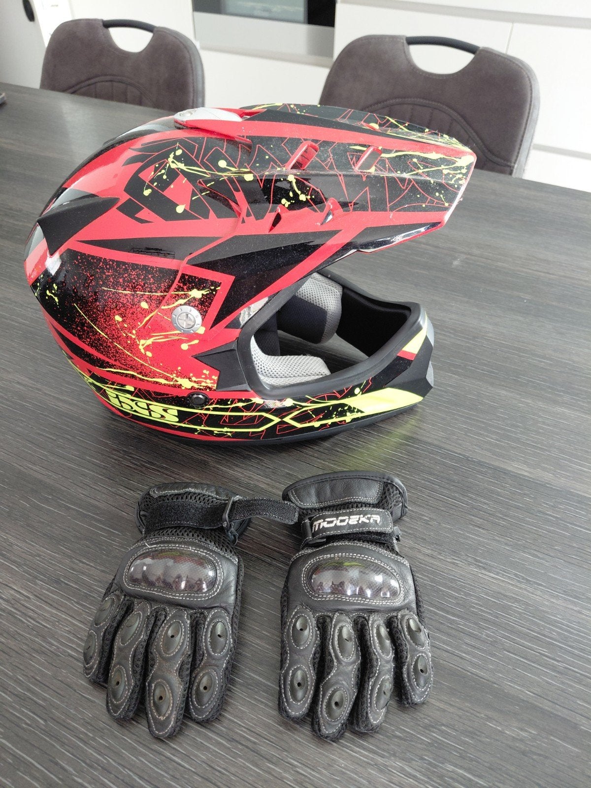 kinder helm en handschoenen., Enlèvement, Enfants