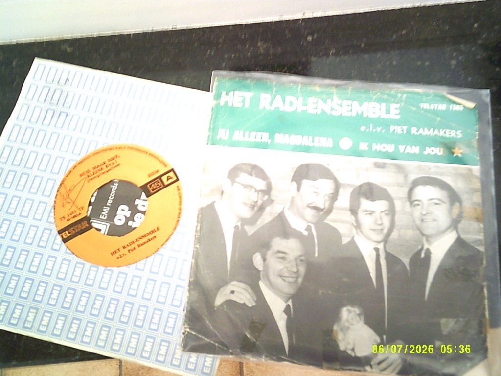 Het Radi ensemble -Huil maar niet kleine Eva (vinyl), Gebruikt, 7 inch, Ophalen of Verzenden, Fotohoes