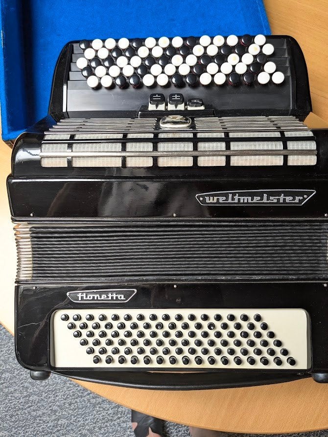 Hohner knoppenaccordeon – 120 bassen – met originele koffer, Muziek en Instrumenten, Accordeons, Ophalen, Gebruikt, Met koffer