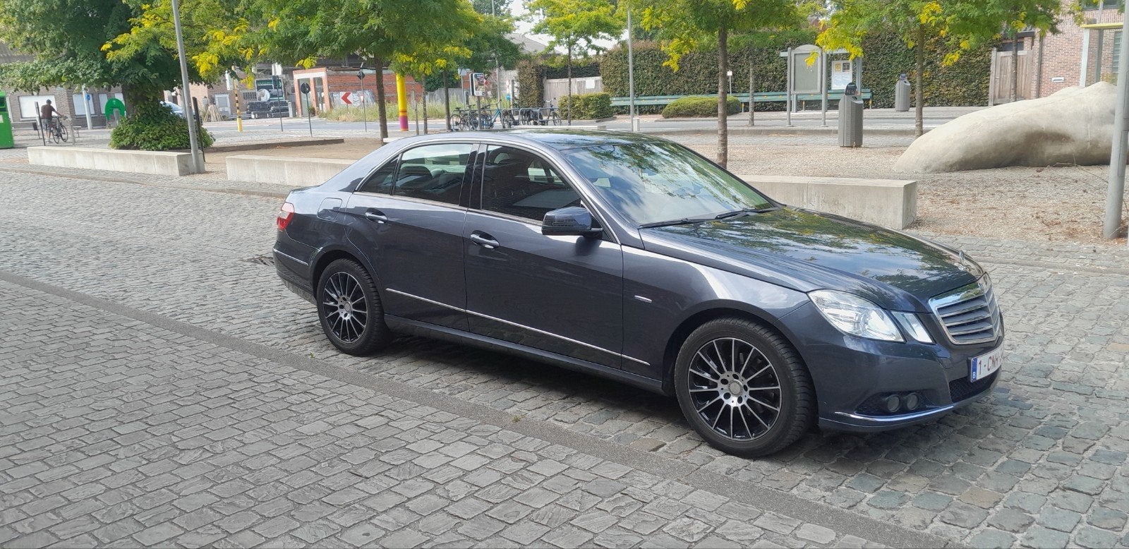 goed onderhouden mercedes E ,met airco en cruise control., Auto's, Mercedes-Benz, Automaat, Euro 5, Zwart, 4 cilinders