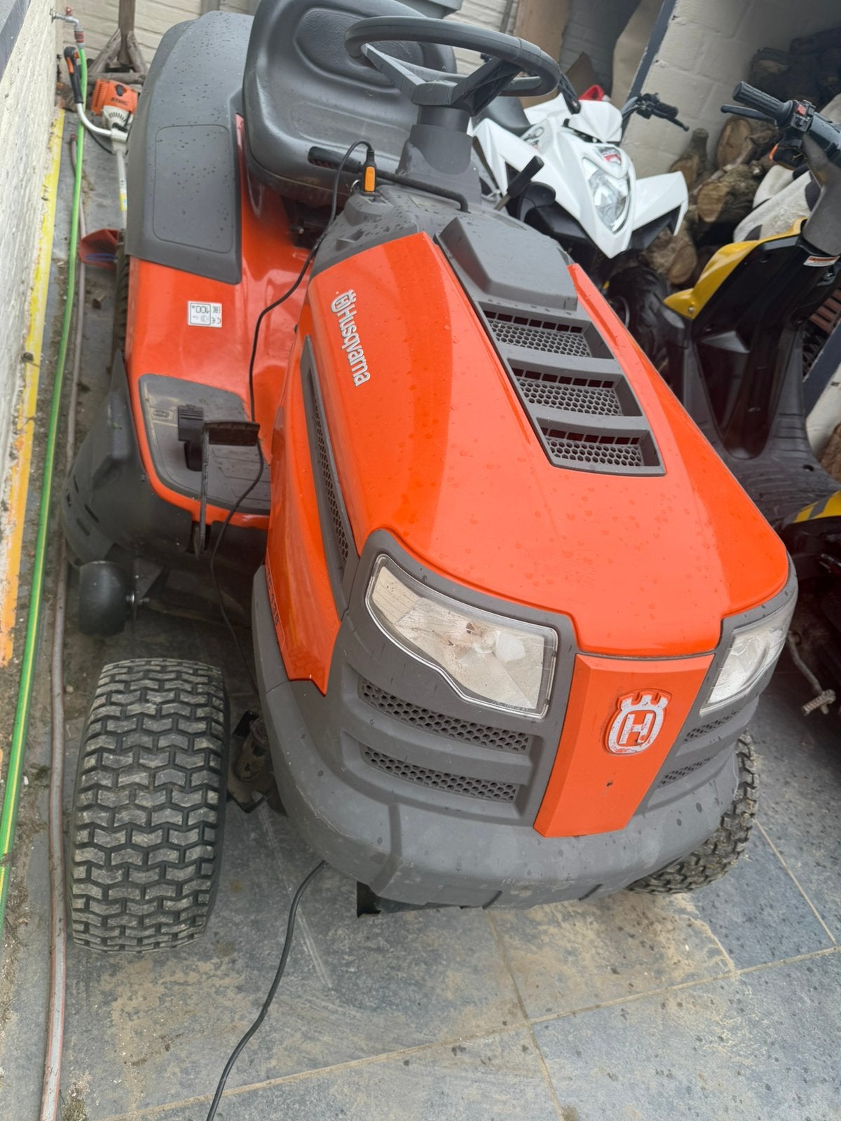 Mooie goed werkende grasmaaier husqvarna, Jardin & Terrasse, Tondeuses autoportées, Enlèvement, Utilisé, Sac de ramassage, 90 à 120 cm