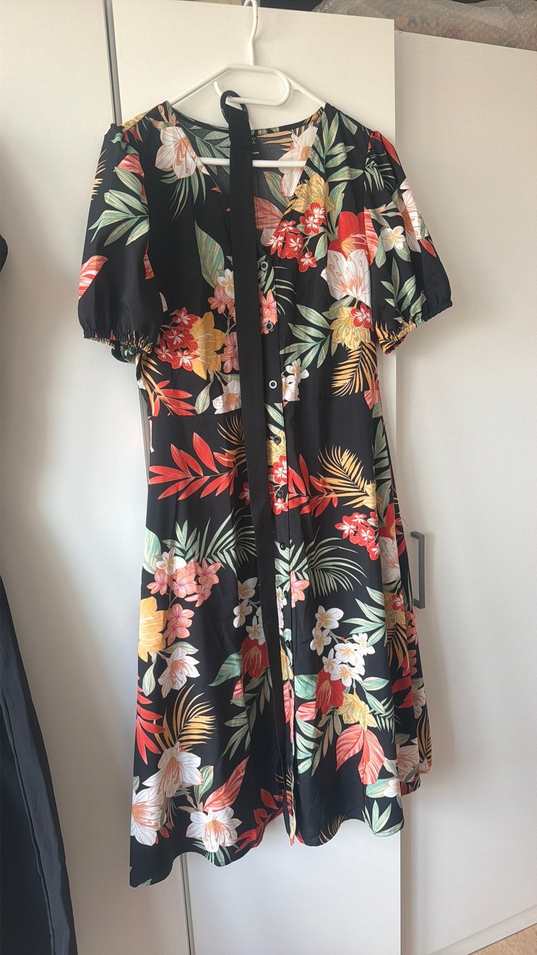 Robe rétro noire à fleurs colorées, Enlèvement ou Envoi, Comme neuf, Noir