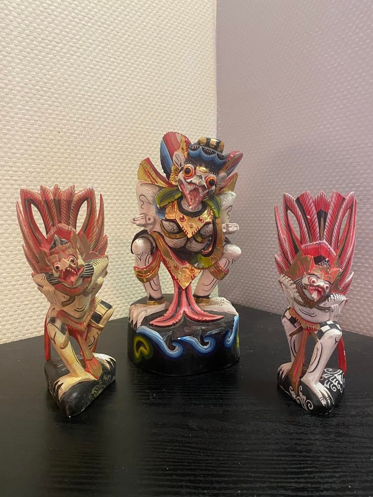 Balinese mythologische figuren., Ophalen