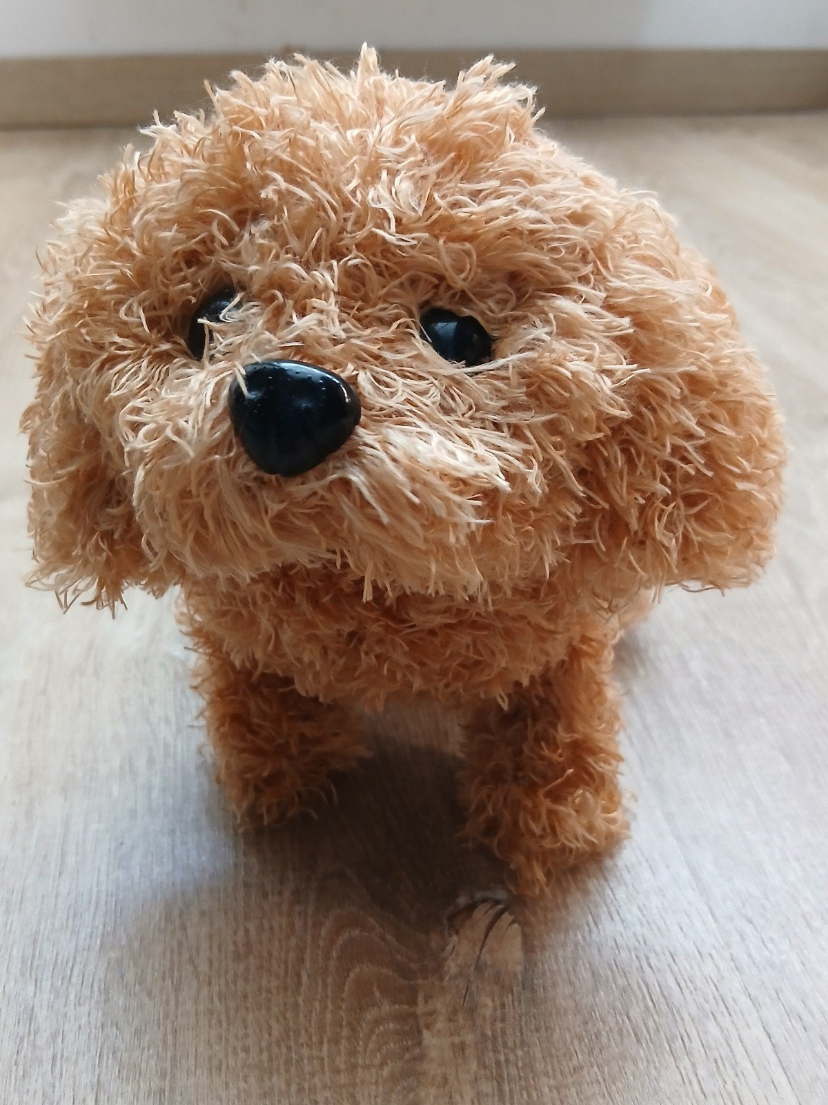 TRÈS BEAU CHIEN EN PARFAIT ÉTAT NEUF ABOIE ET SE PROMÈNE, Collections, Collections Animaux, Enlèvement ou Envoi, Neuf