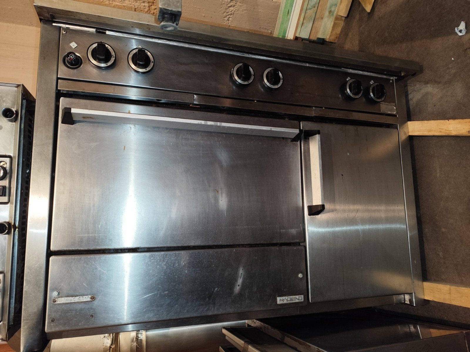 Cuisinière avec 6 cuves et 2 fours, Articles professionnels, Enlèvement, Utilisé, Cuisinière, Friteuse et Grils