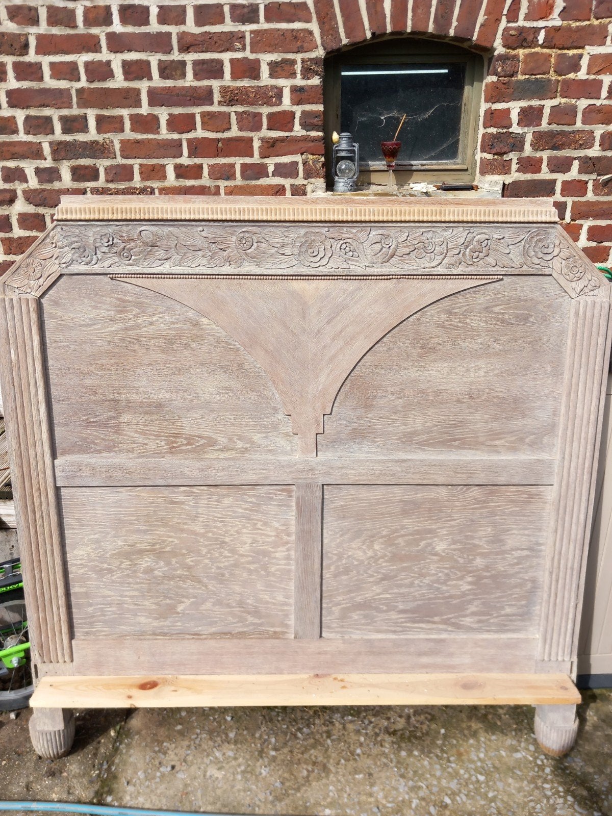 Houten bed met snijwerk, Enlèvement