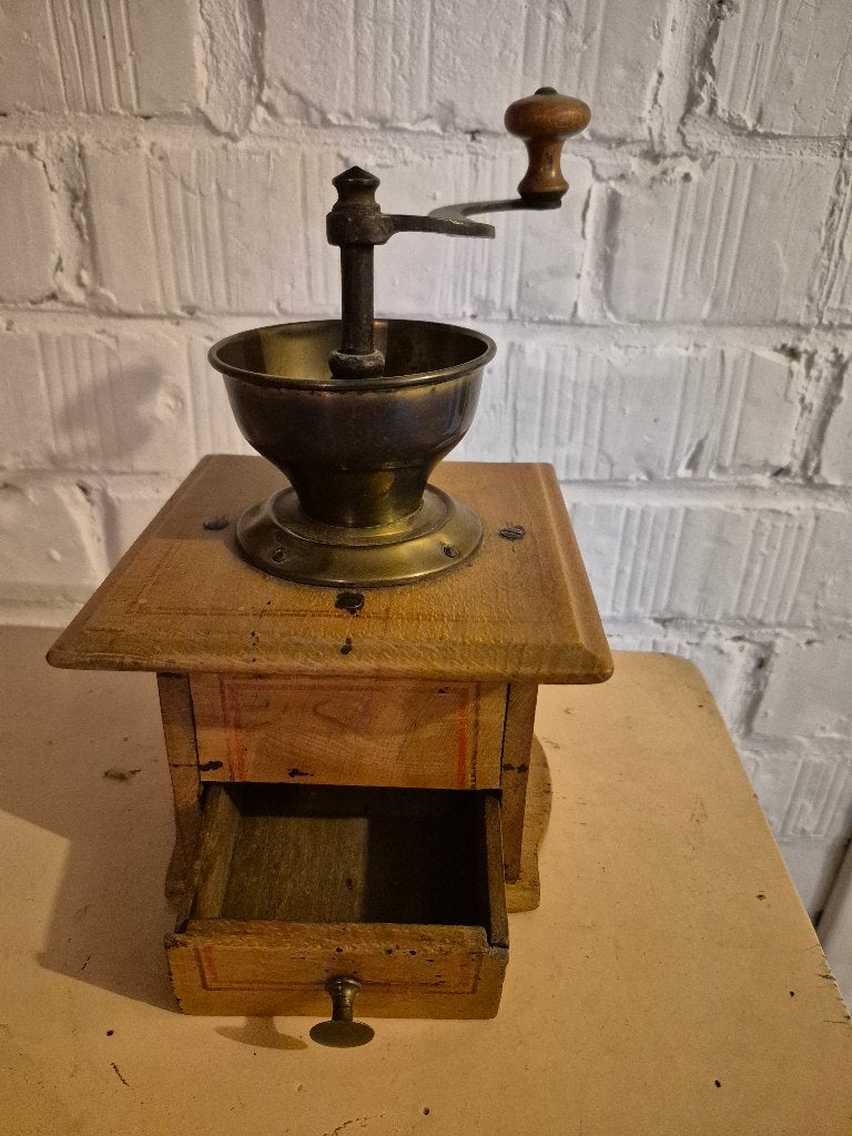 Handmatige koffiemolen, Ophalen