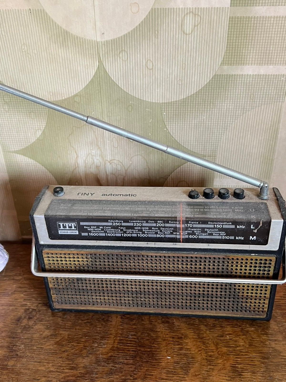 Petite radio portable des années 1970, Enlèvement, Radio