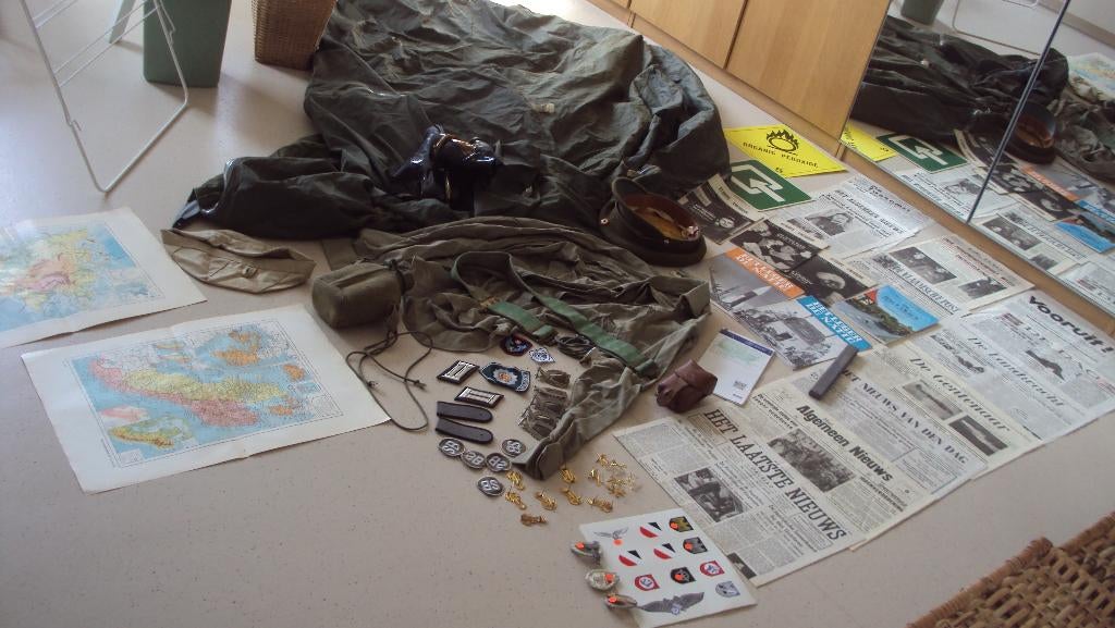 bananendoos vol militaria ABL, repro WW2 etc, Verzamelen, Ophalen of Verzenden