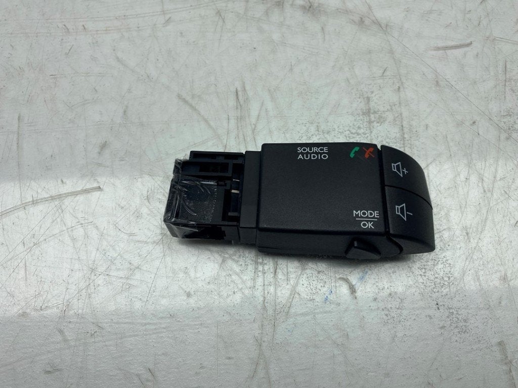 COMMANDE DE RADIO AU VOLANT Clio IV Estate / Grandtour (7R), Utilisé, Renault
