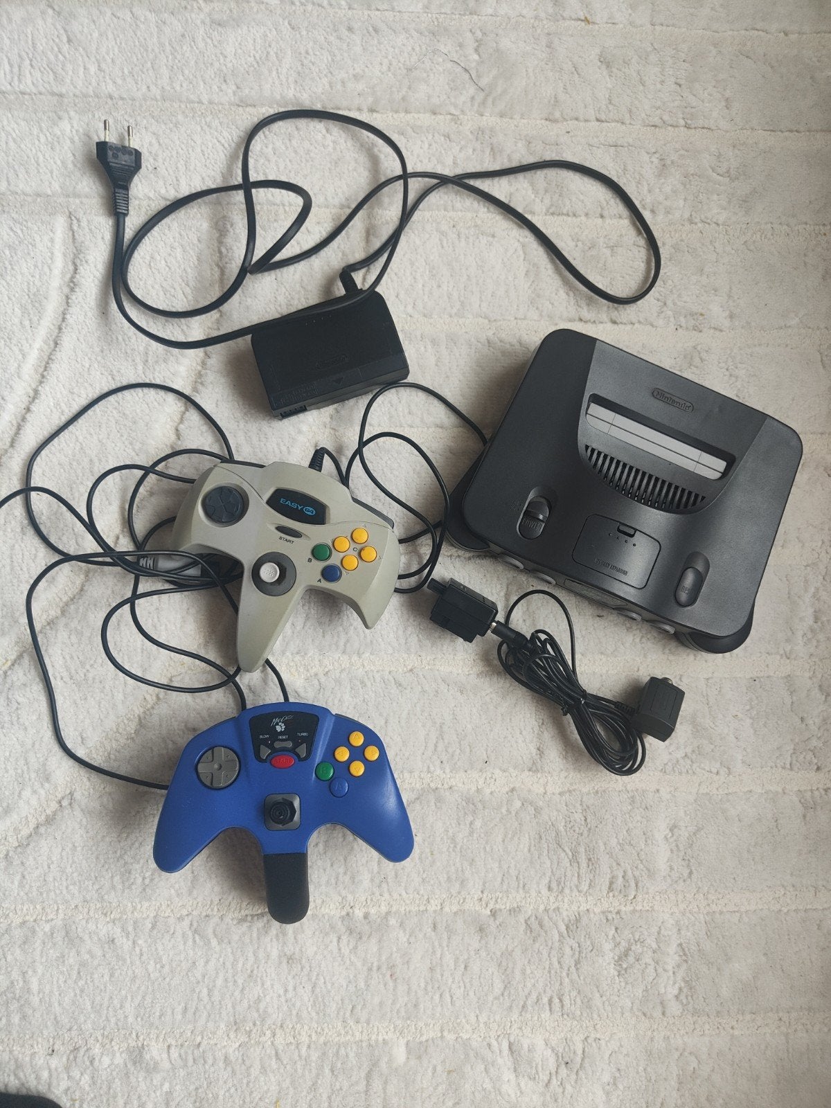1 console nintendo n64 avec 2 manette et cablage