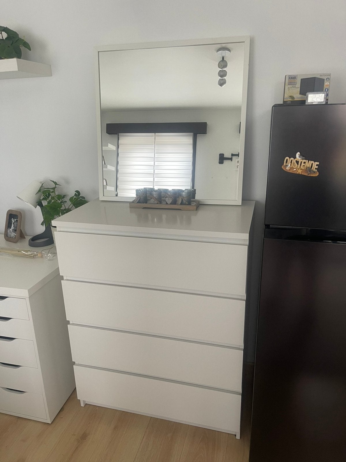 IKEA MALM ladekast + spiegel – wit – zeer nette staat, Maison & Meubles, Armoires | Secrétaires, Enlèvement, Comme neuf