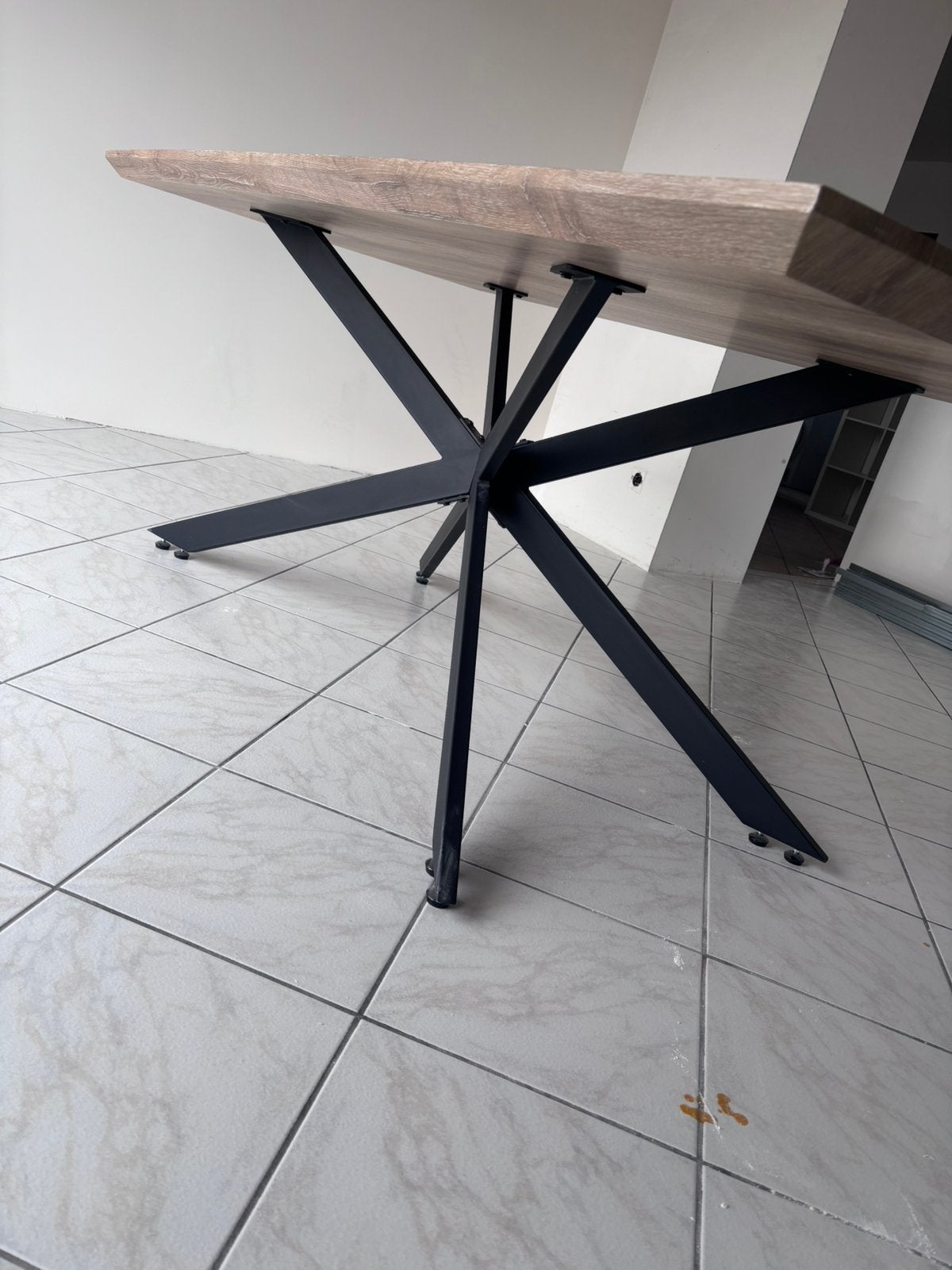 Table de salon effet bois pieds noirs, Maison & Meubles, Pièces pour table, Enlèvement, Utilisé