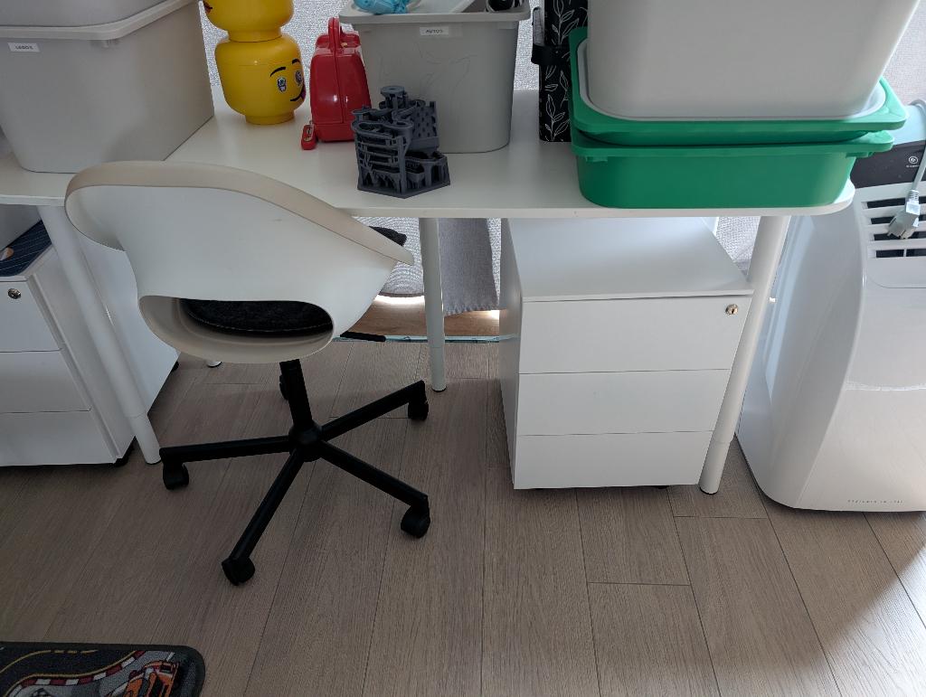 Tafeltje met gratis Buro stoel', Huis en Inrichting, Tafels | Bijzettafels, Ophalen, Gebruikt, 75 cm of meer, Overige vormen
