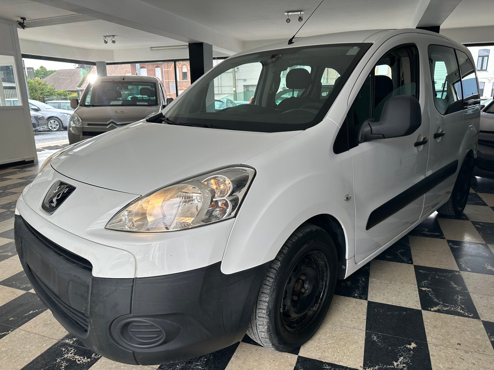Peugeot Partner Partner Tepee 1.6 HDi Premium **BTW Auto**, Auto's, Voorwielaandrijving, Zwart, 4 cilinders, https://public.car-pass.be/vhr/0a38ef67-b37d-41a8-bcc8-003ef5d8a6a9