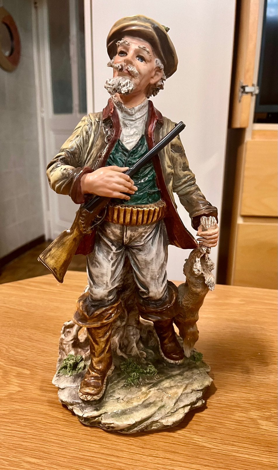 Capodimonte figuur gesigneerd Mollica - Hunter 34cm, Antiek en Kunst, Ophalen