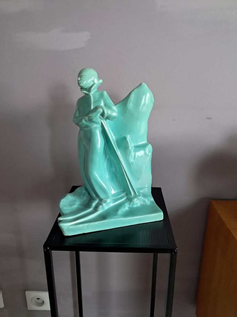 Skieur art deco en ceramique made in belgium, Antiquités & Art