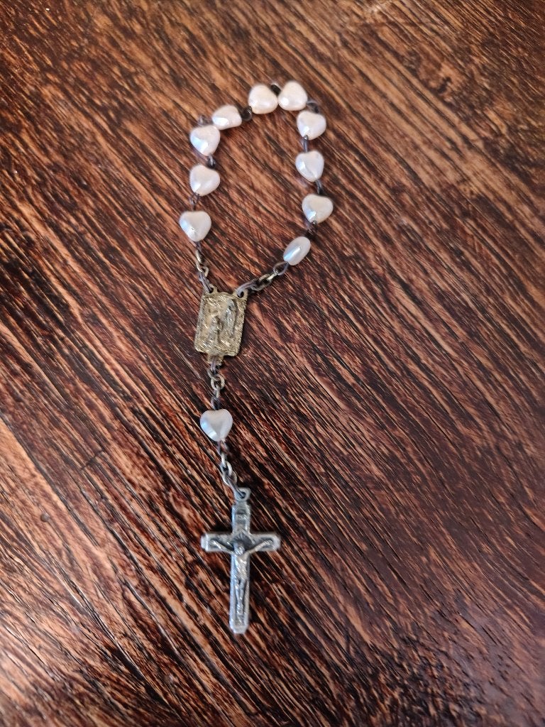 rozenkrans met hartvormige parelmoer-look kralen, Collections, Enlèvement ou Envoi, Comme neuf, Bijoux, Christianisme | Catholique