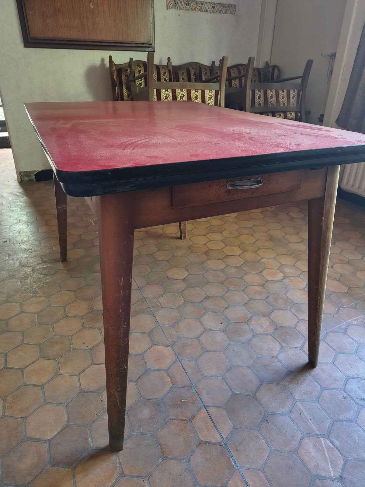 Keuken/werk-tafel Formica met rood blad Kersenhout 80x120cm, Antiek en Kunst, Ophalen