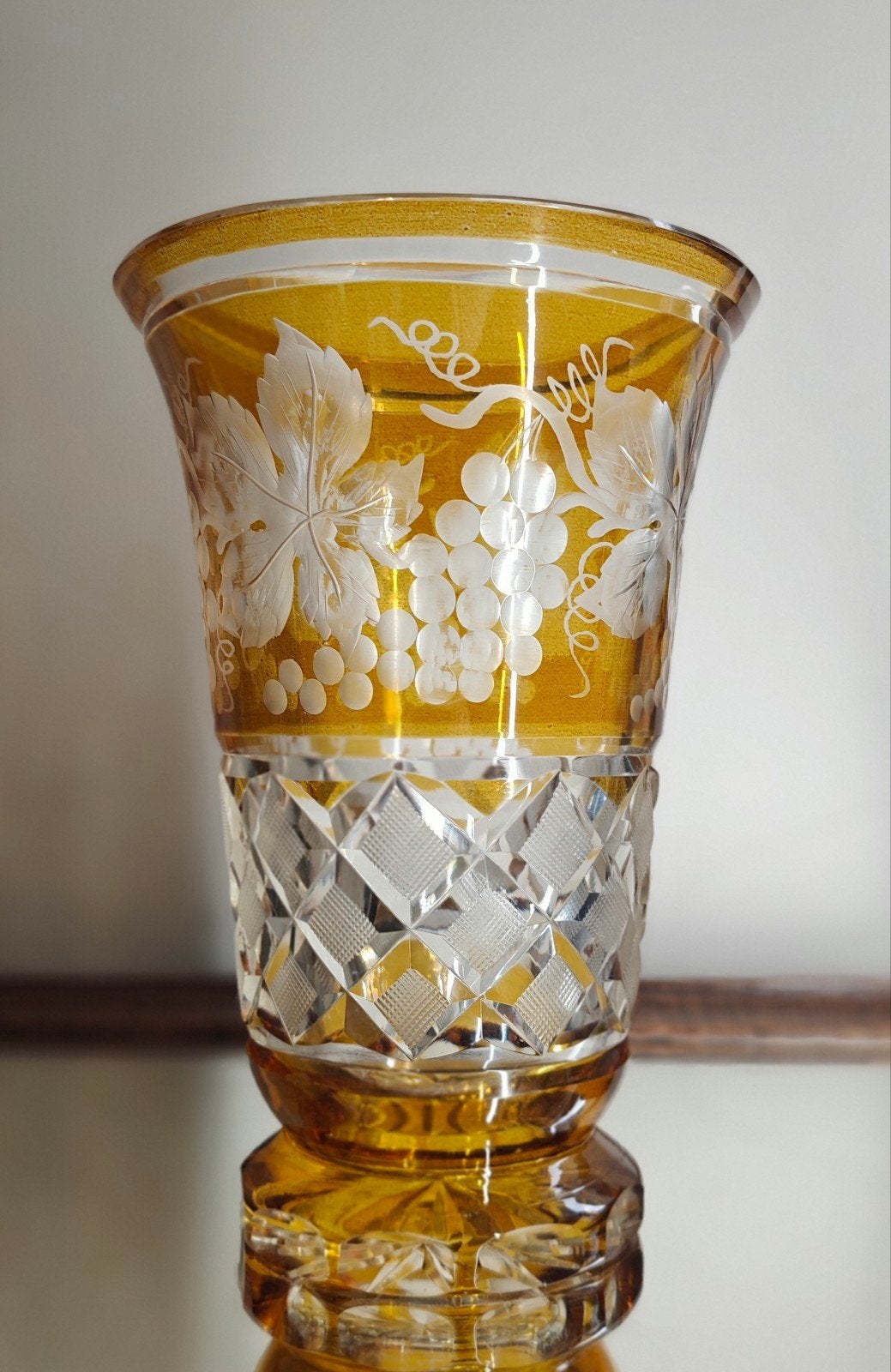 Boheemse kristallen vaas, amberkleurig cut-to-clear, 16 cm, Antiek en Kunst, Verzenden