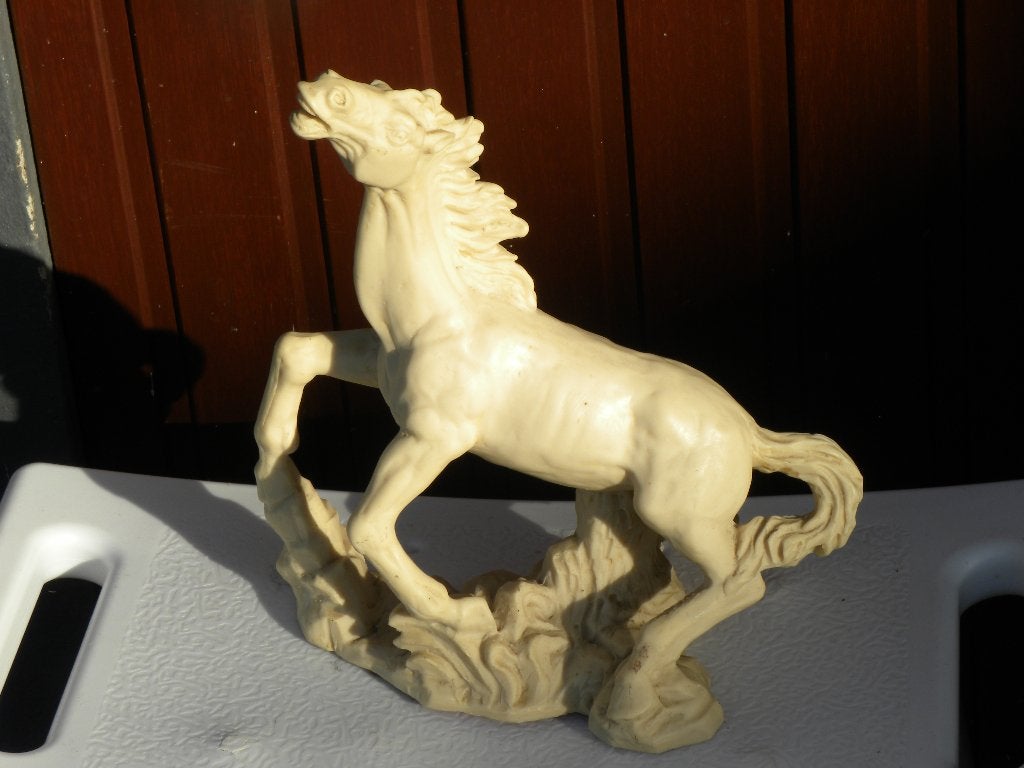 Statue de cheval blanc cabré en Albâtre, Enlèvement