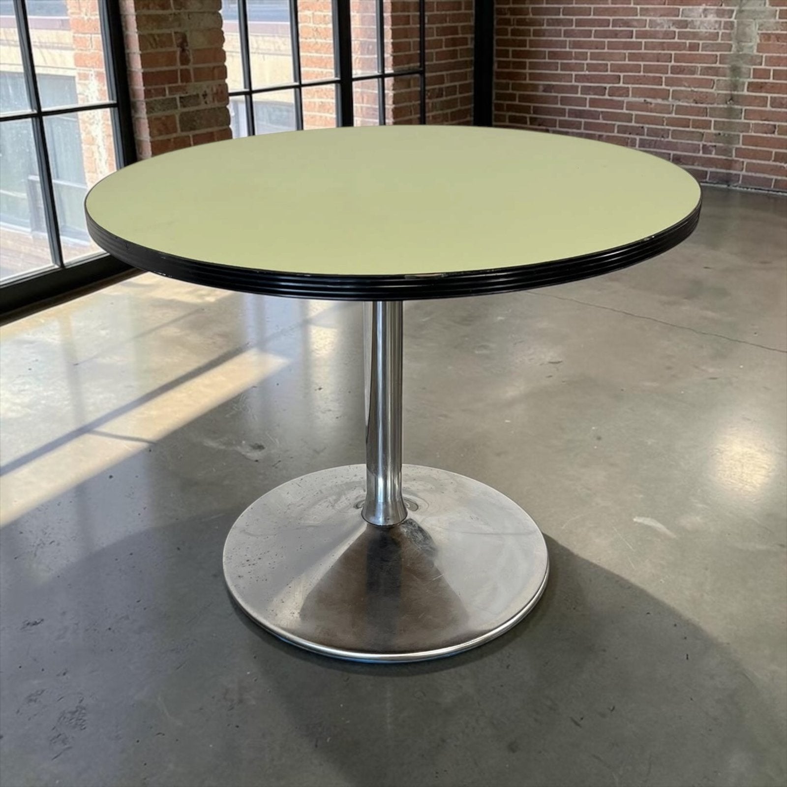 Vintage ronde muntgroene salontafel / sidetable chromen voet, Antiek en Kunst, Ophalen of Verzenden