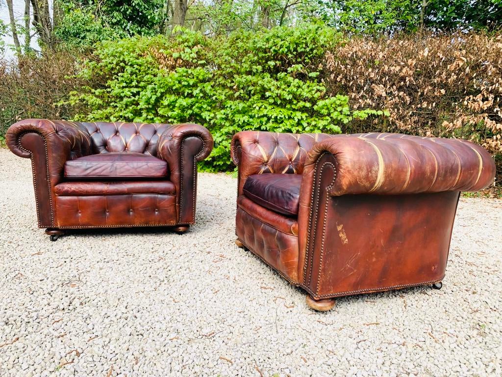2 leren Chesterfields met een “Golden” Verhaal!, Huis en Inrichting, Fauteuils, Ophalen, Gebruikt, Chesterfield, 100 tot 125 cm