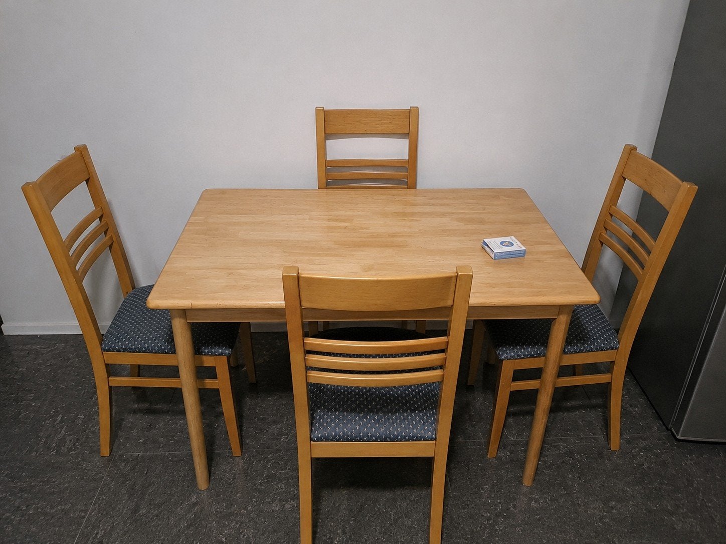 Table et chaises en bois, Enlèvement