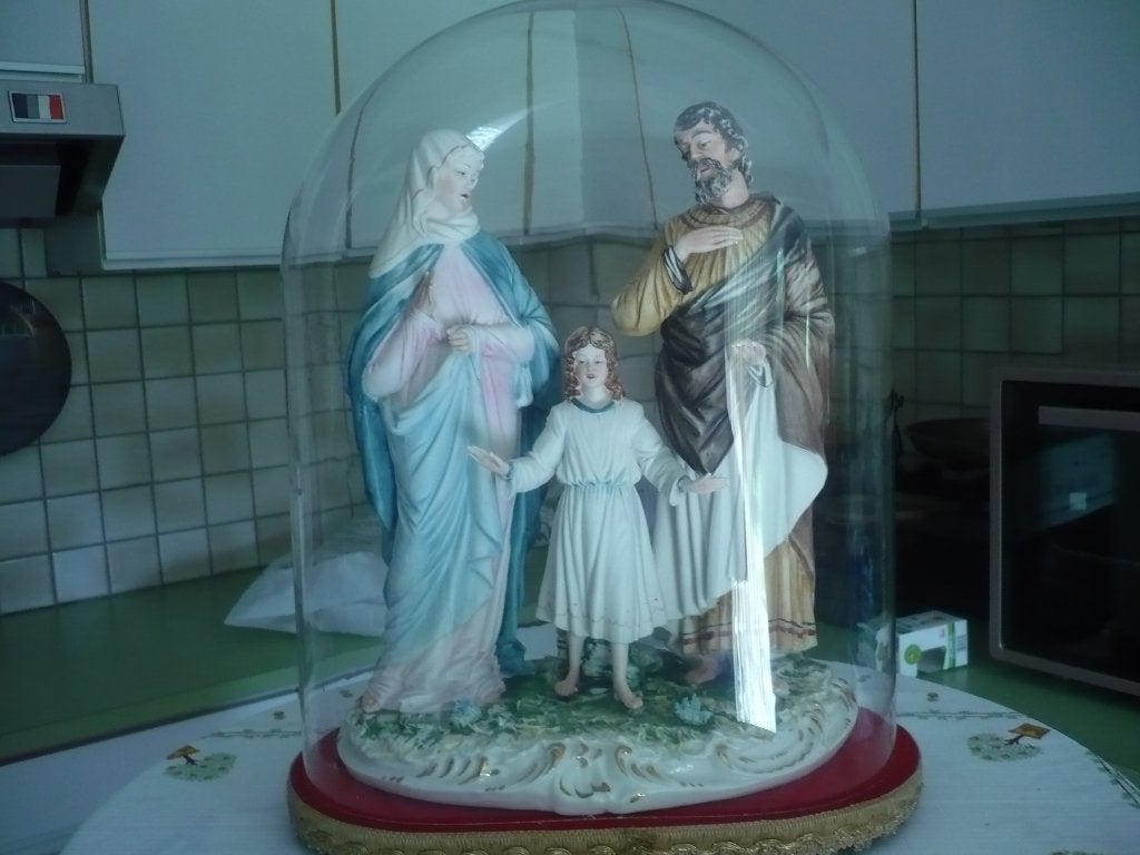 Statue sous cloche en verre, Enlèvement