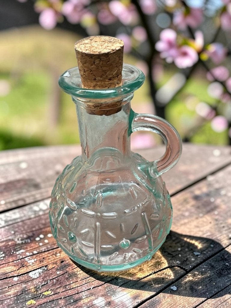Antieke glazen fles met reliëf, handvat en kurk, Ophalen of Verzenden