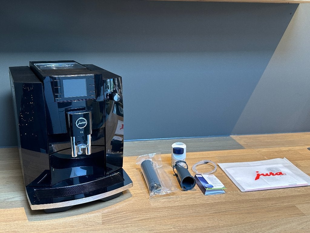 Jura E6 (EC) Piano Black Koffiemachine 2025 Garantie, Elektronische apparatuur, Koffiezetapparaten, Koffiemachine, Zo goed als nieuw