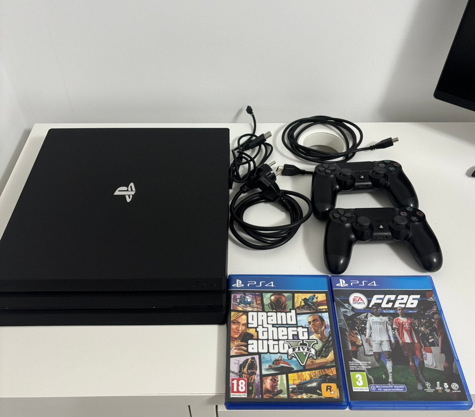 PlayStation 4 Pro 1TB + 2 Controllers + FC26 & GTA V, Met games, Met 2 controllers, Ophalen of Verzenden, Zo goed als nieuw