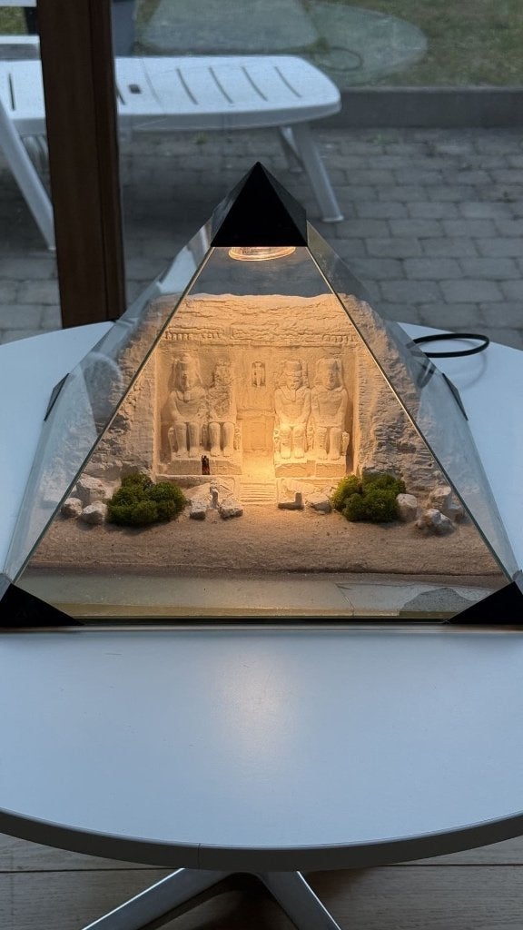 Reproduction d’Abou Simbel sous une pyramide de verre., Ophalen, Différents auteurs, Zo goed als nieuw, Overige onderwerpen