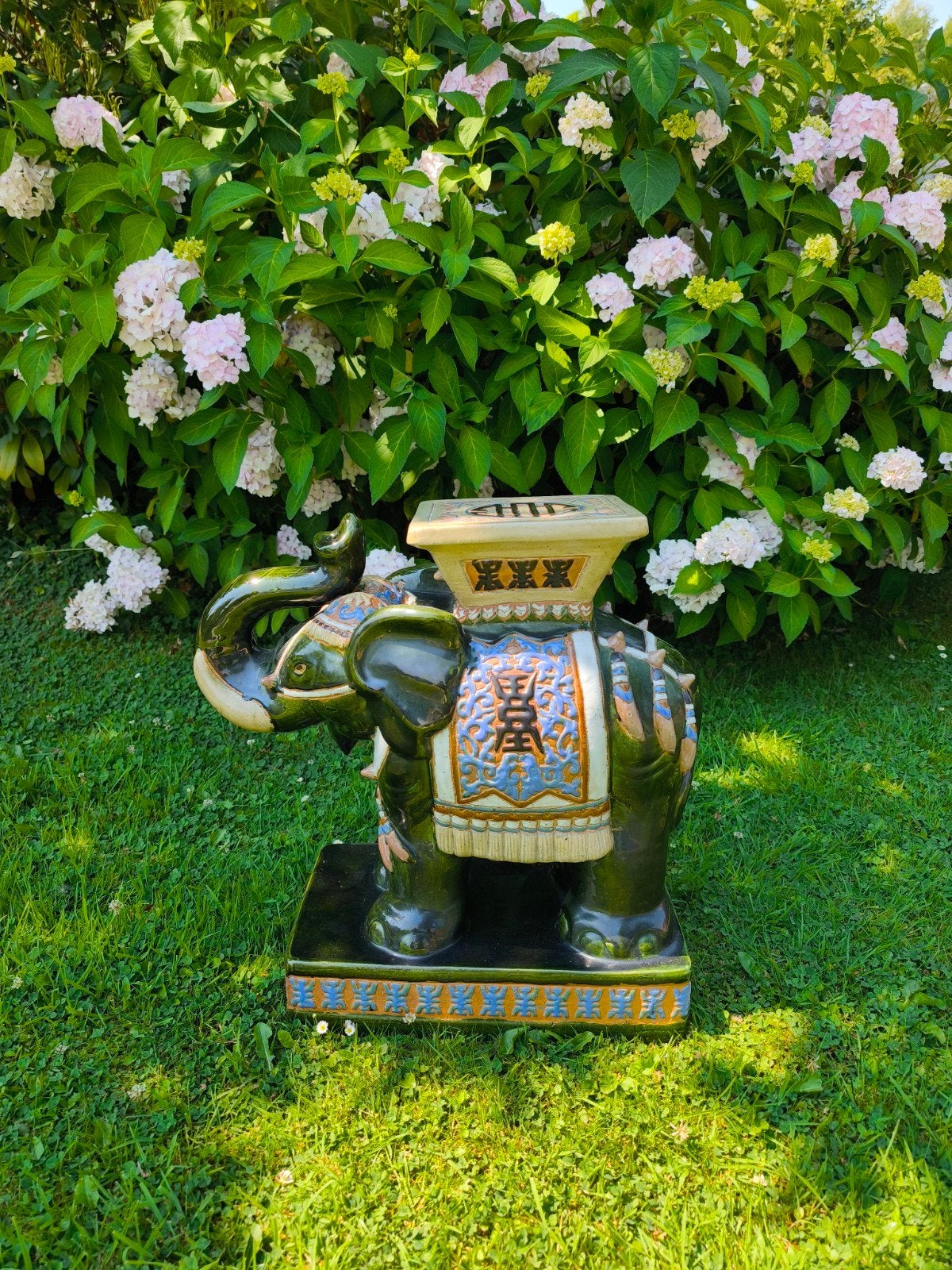 Éléphant en céramique émaillée porte-plante, Antiquités & Art