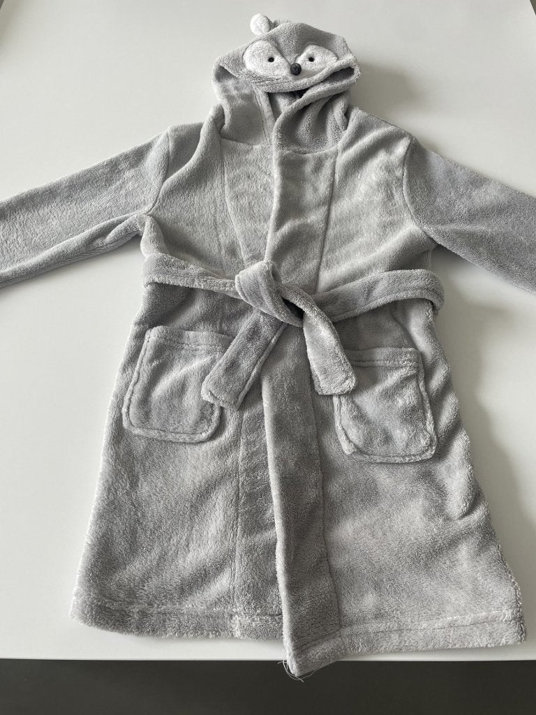 Peignoir gris 128, Enlèvement ou Envoi, Comme neuf, Garçon ou Fille, Vêtements de nuit ou Sous-vêtements