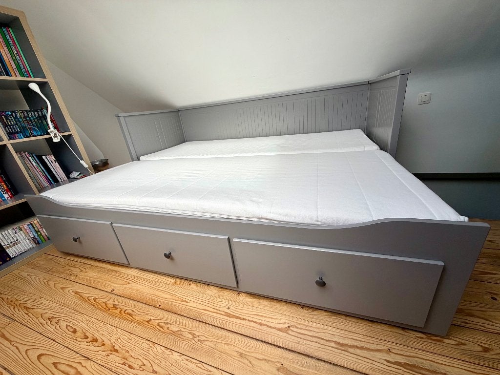 Vente cadre de lit IKEA HEMNES + 2 matelas, Gris, Comme neuf, Enlèvement, Bois