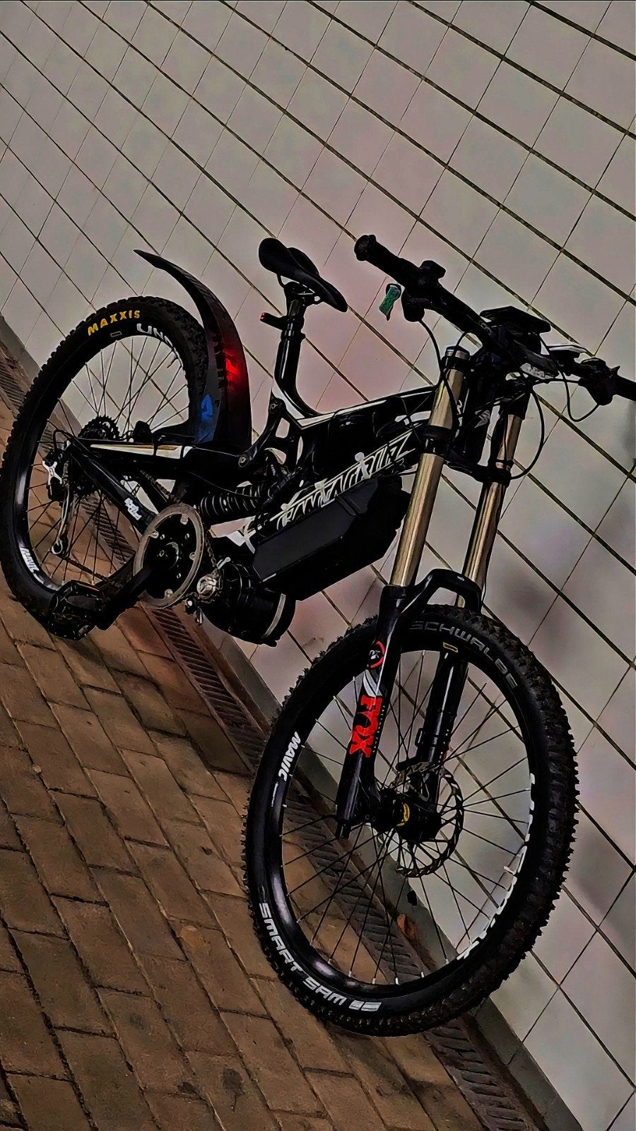 Santa Cruz V10 Custom DH e-mtb 8kW continu, Fietsen en Brommers, Ophalen