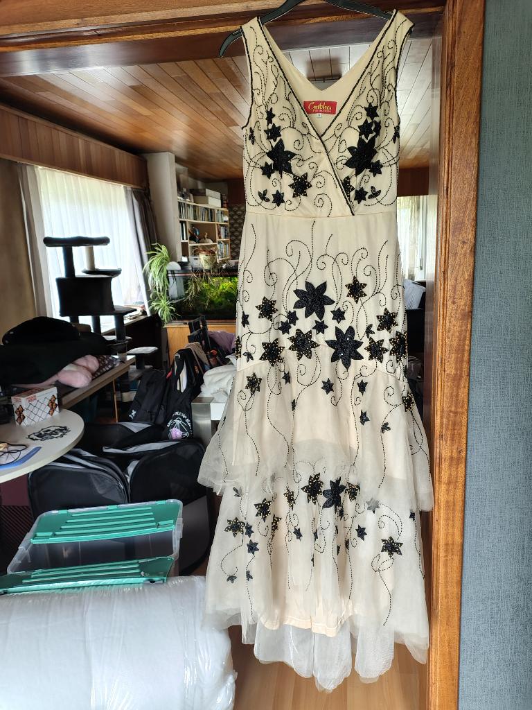 mooi wit kleed met zwarte sterren trouw of communie of gala, Kleding | Dames, Trouwkleding en Trouwaccessoires, Nieuw, Trouwjurk