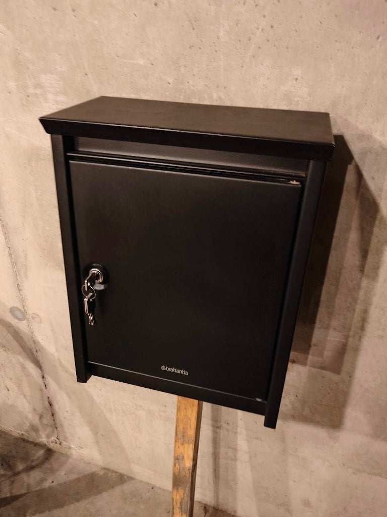 Brabantia brievenbus met paal, Tuin en Terras, Brievenbussen, Ophalen, Zo goed als nieuw, IJzer, Wandbrievenbus