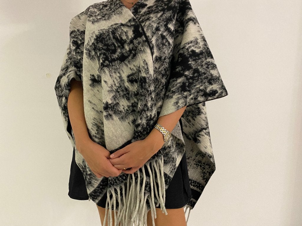 Zwart-witte poncho van viscose en wool, nooit gedragen, Verzenden, Nieuw, Sjaal