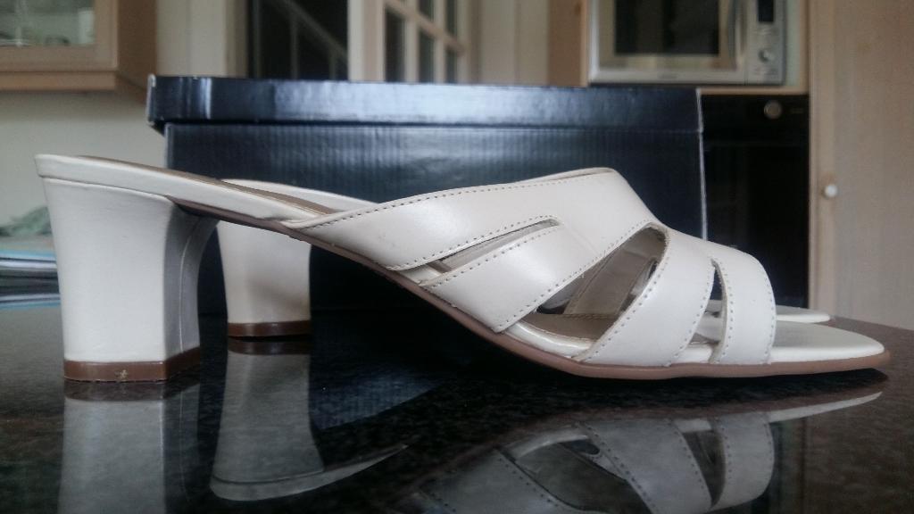 Paire de sandales Naturalizer neuves 39, Vêtements | Femmes, Enlèvement ou Envoi, Neuf