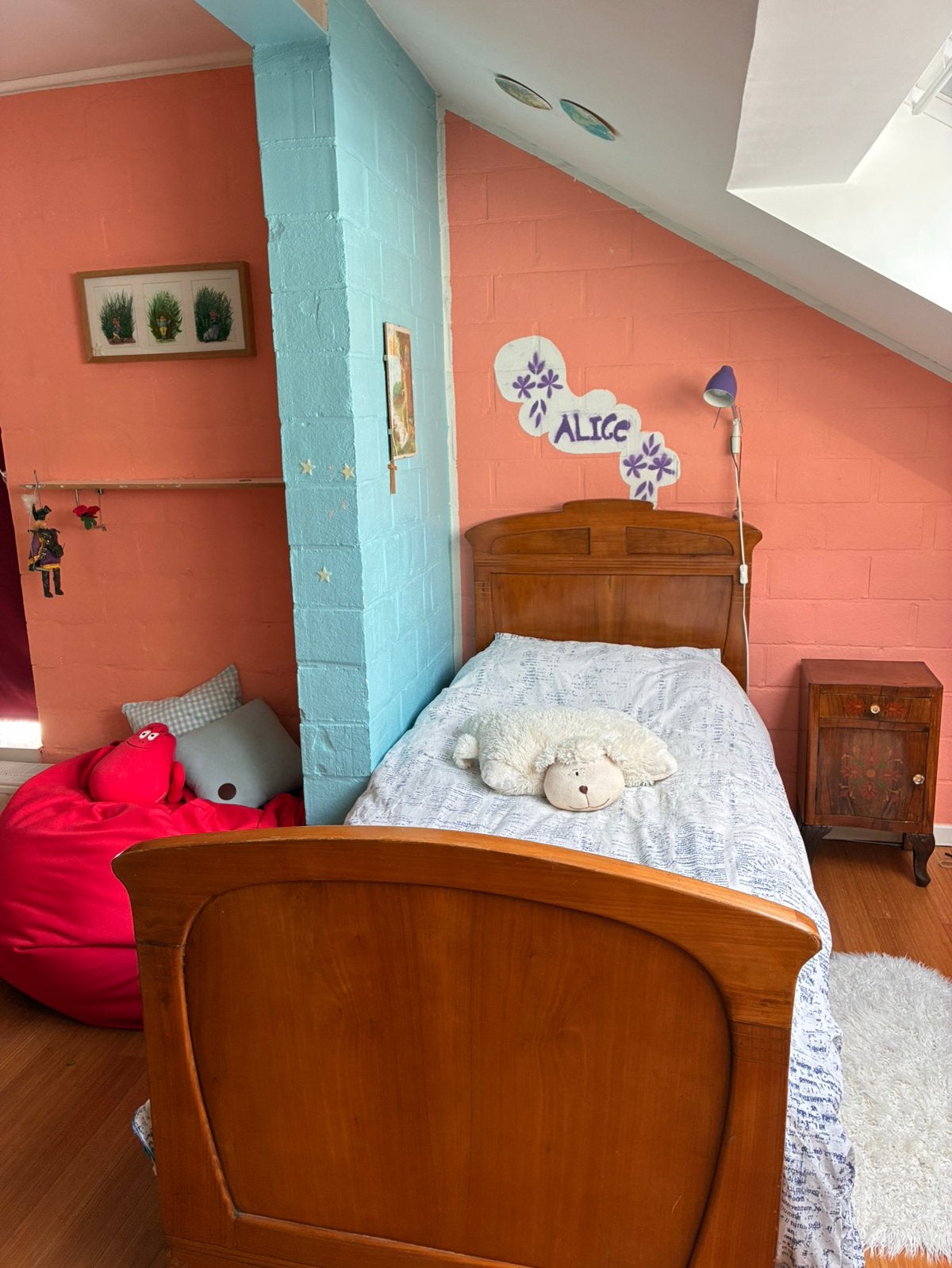 Antique Single bed with mattress, bed side table and beanbag, Maison & Meubles, Chambre à coucher | Chambres à coucher complètes