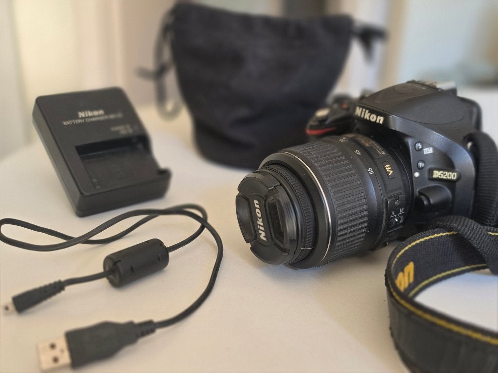 Nikon D5200 + Nikkor AF-S 18-55mm kit d'objectif, Chargeur, Comme neuf, Enlèvement, Nikon