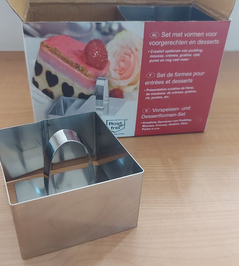 Le lot de formes à gâteaux, Enlèvement