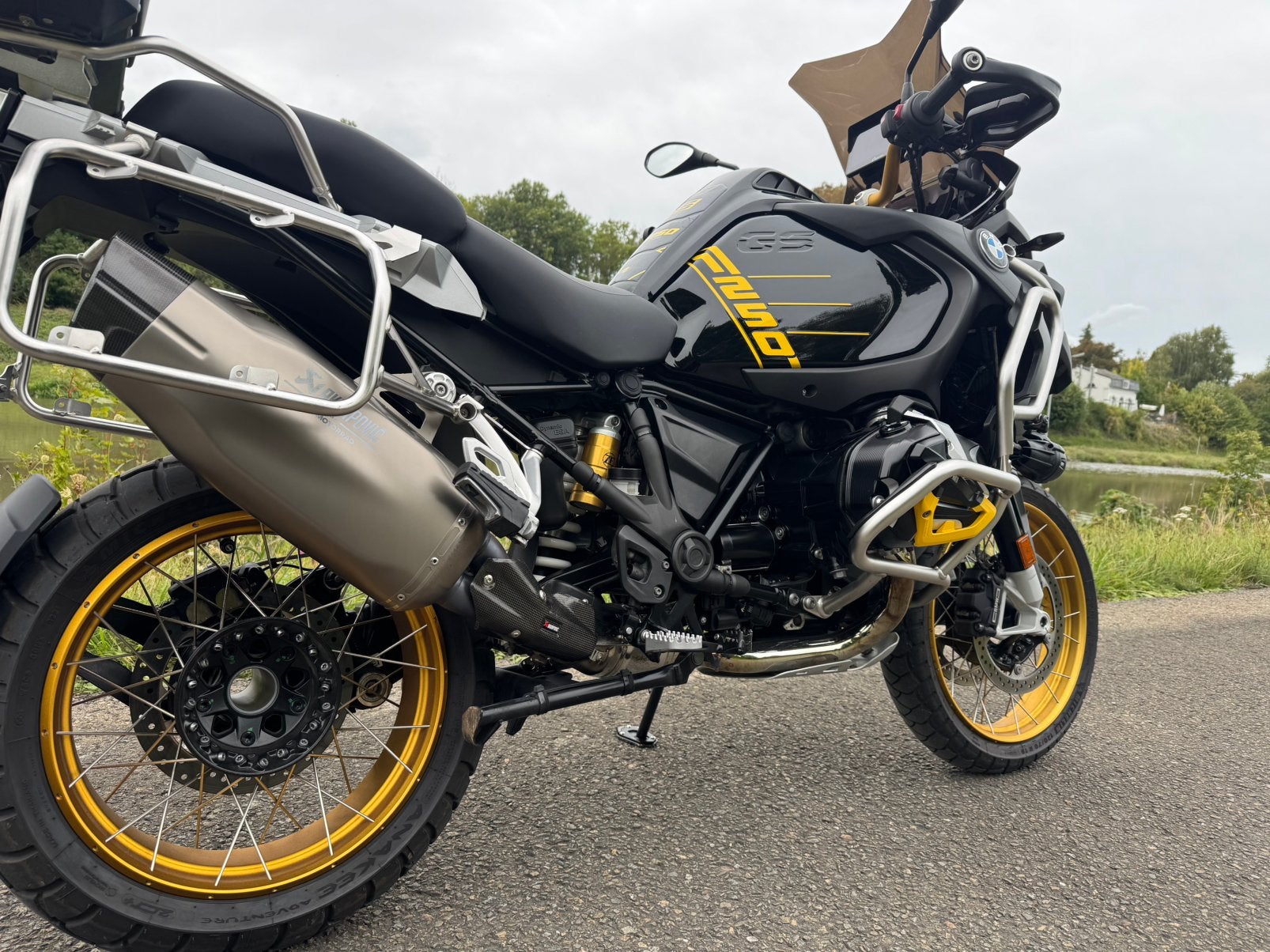 Akrapovic titane R1250 GS, Motos, Enlèvement