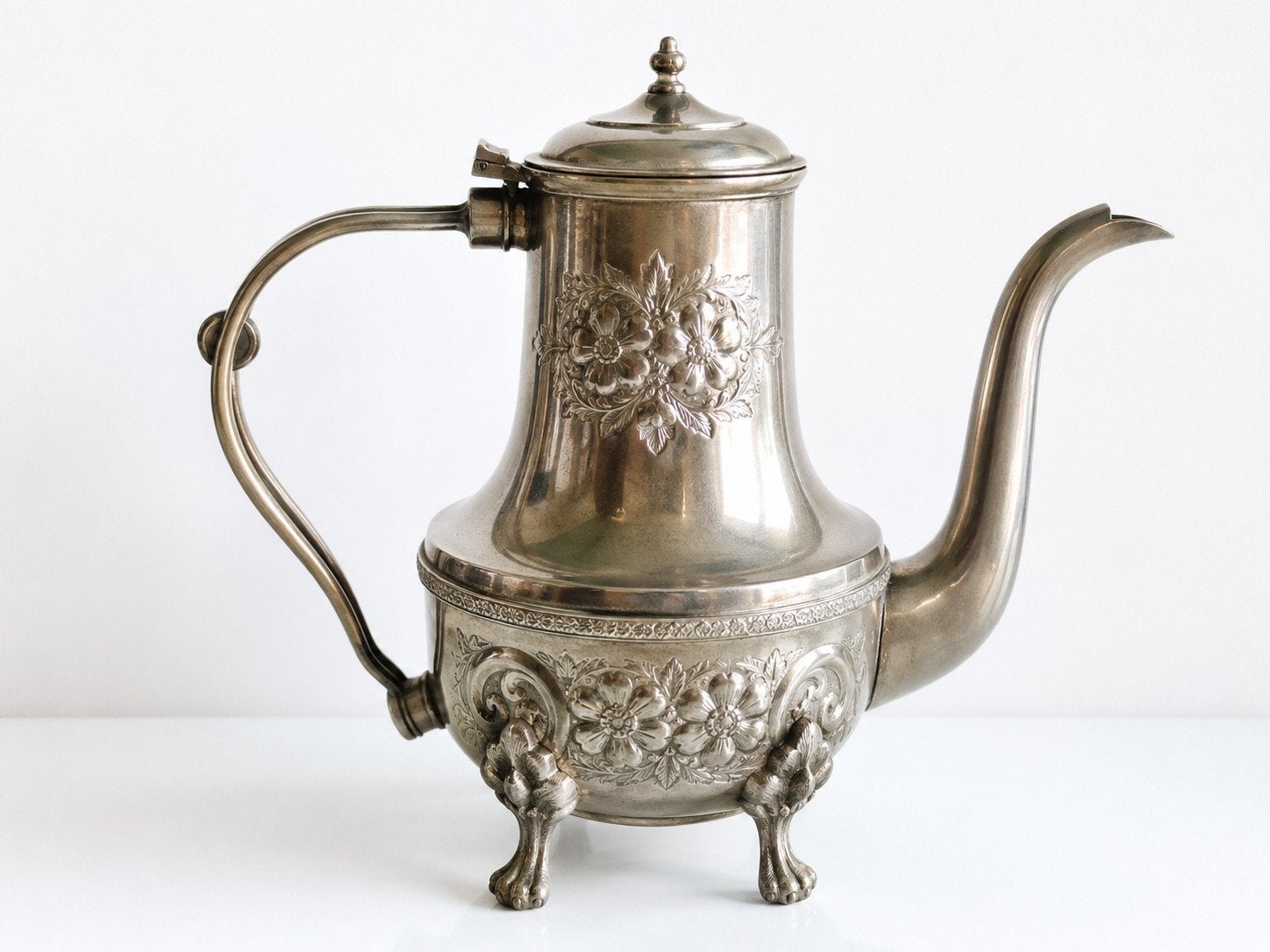 Vintage verzilverde koffiekan op pootjes – Métal Argenté, Antiek en Kunst, Ophalen of Verzenden